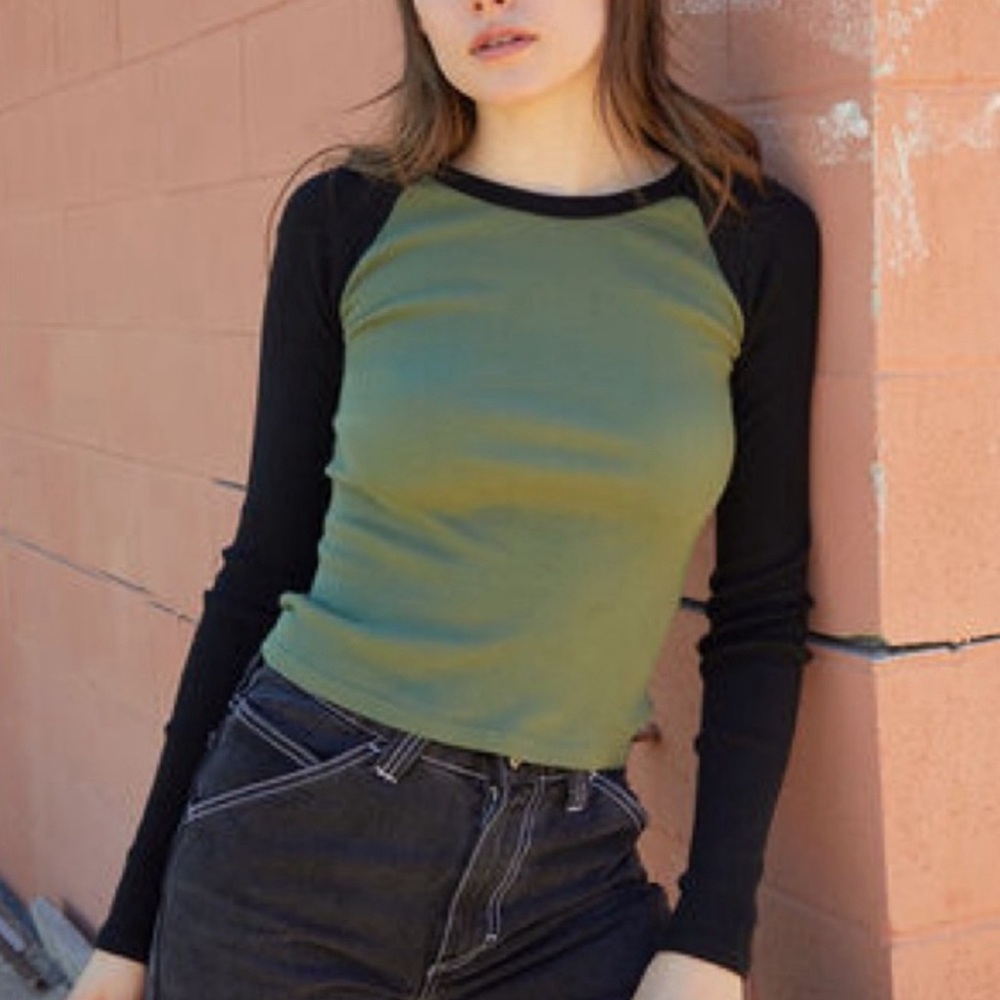 Brandy Melville Green and Black long sleeve
-one size fits all 
-great condition